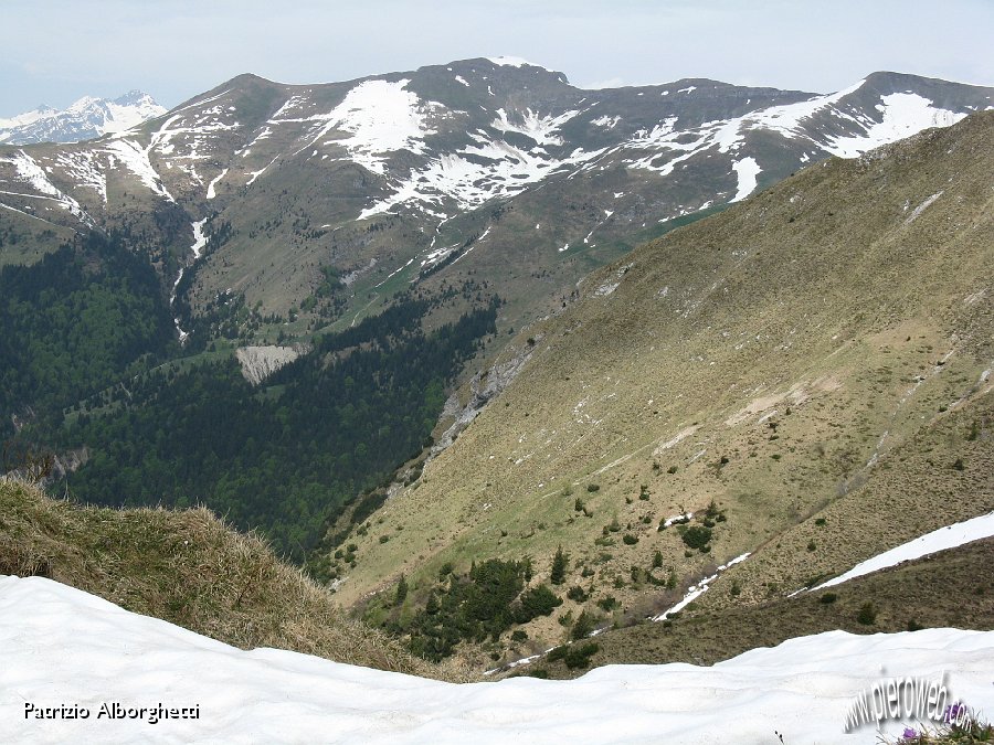 16-Passo Olone, veduta sulla Valzurio con le cime Vodala e Timogno.JPG